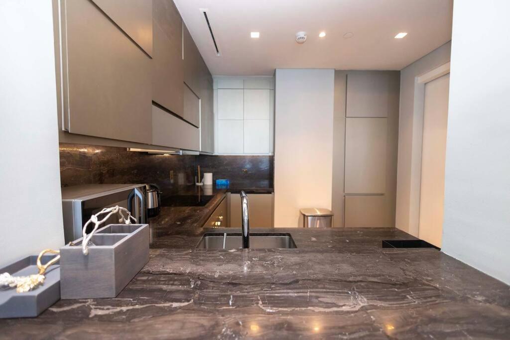 Apartment Ultra-luxury 3br Opulent Furnishing Damac Heights 5206