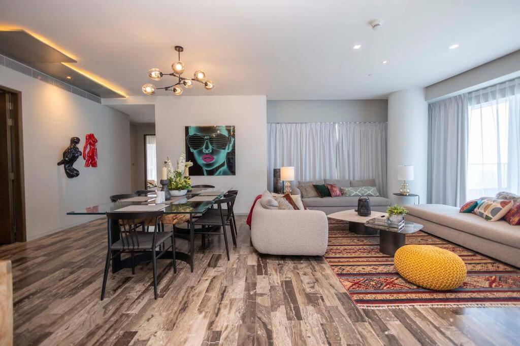 Apartment Ultra-luxury 3br Opulent Furnishing Damac Heights 5206 *